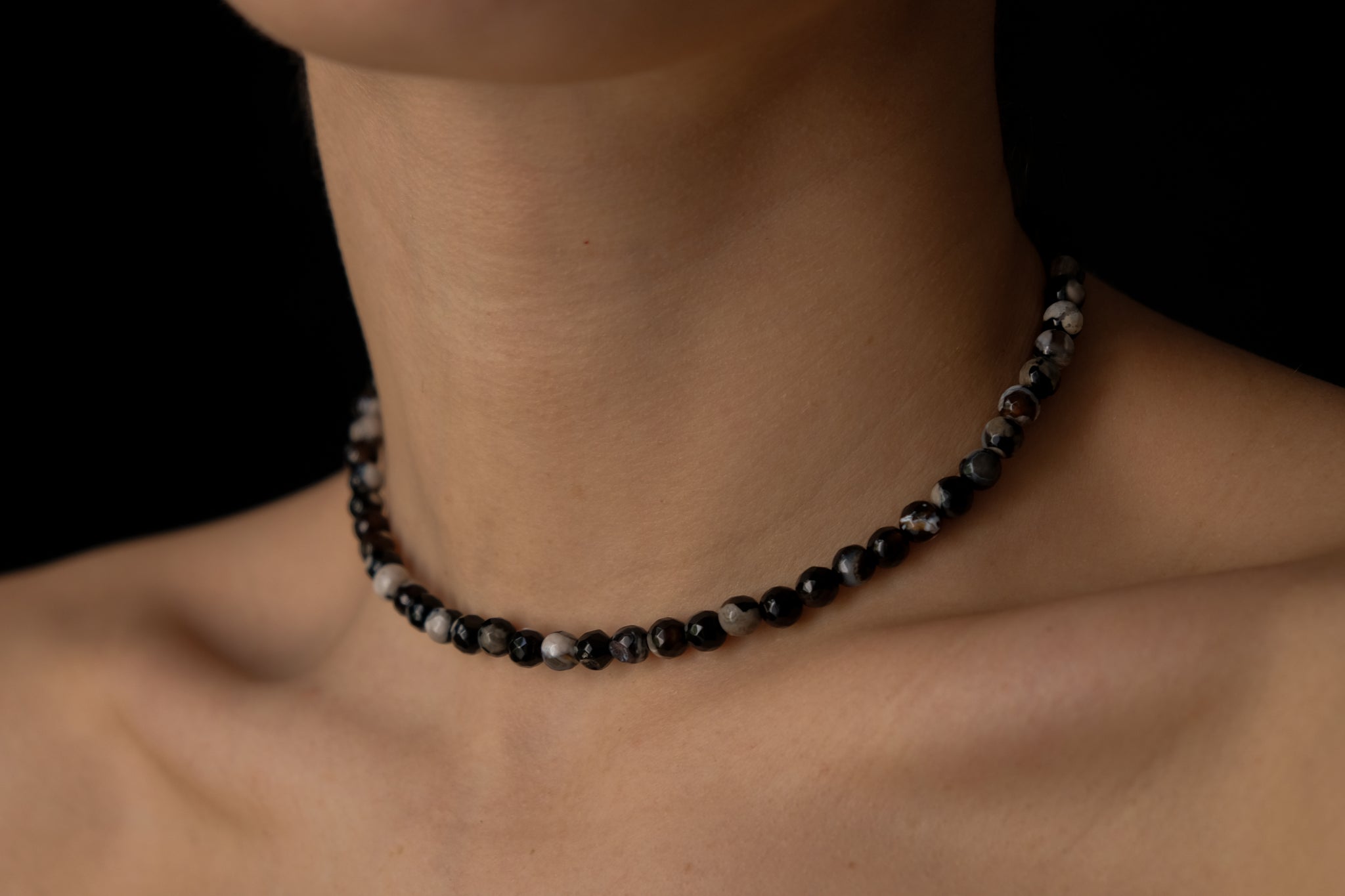 Black and white agata choker