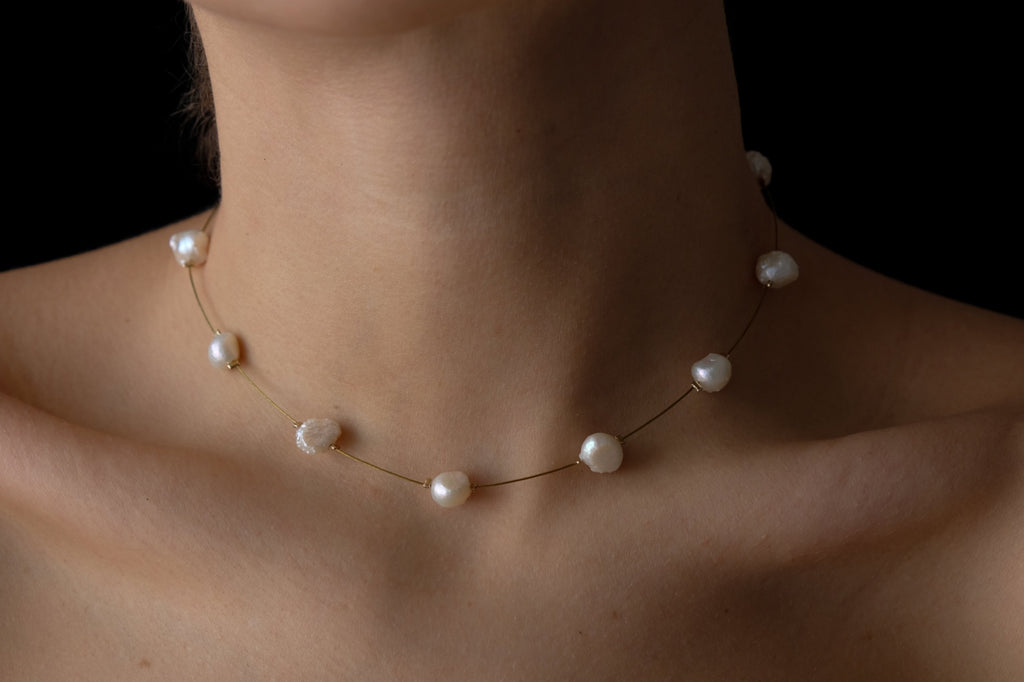 White pearls choker