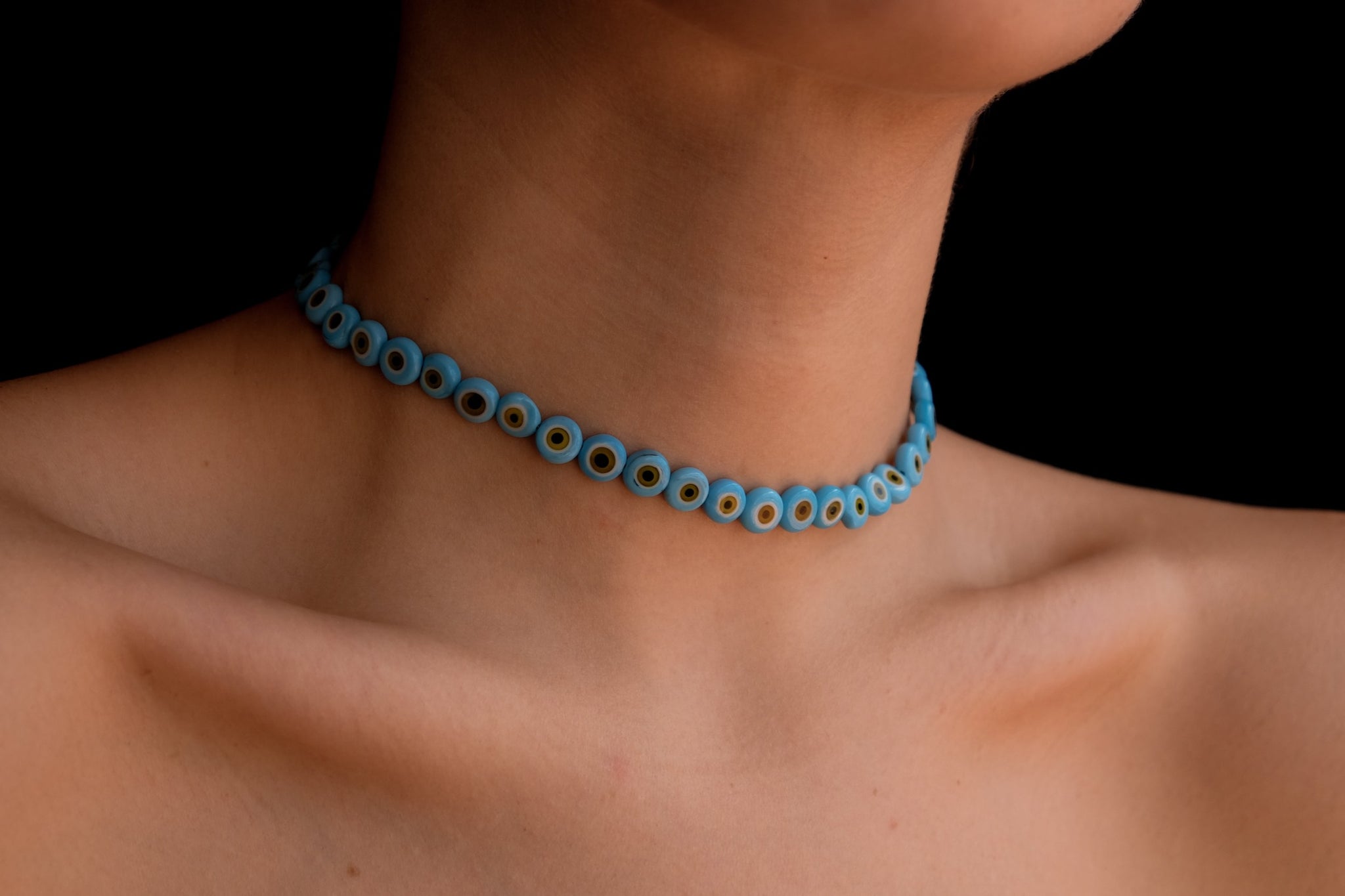 Blue eyes choker